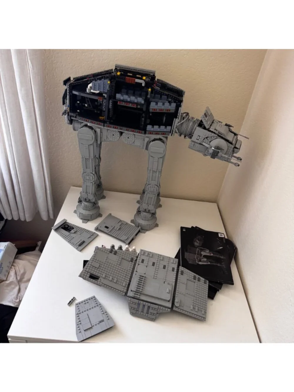 LEGO Star Wars UCS AT-AT 75313 99% Complete With Instructions & 7 Minifigures